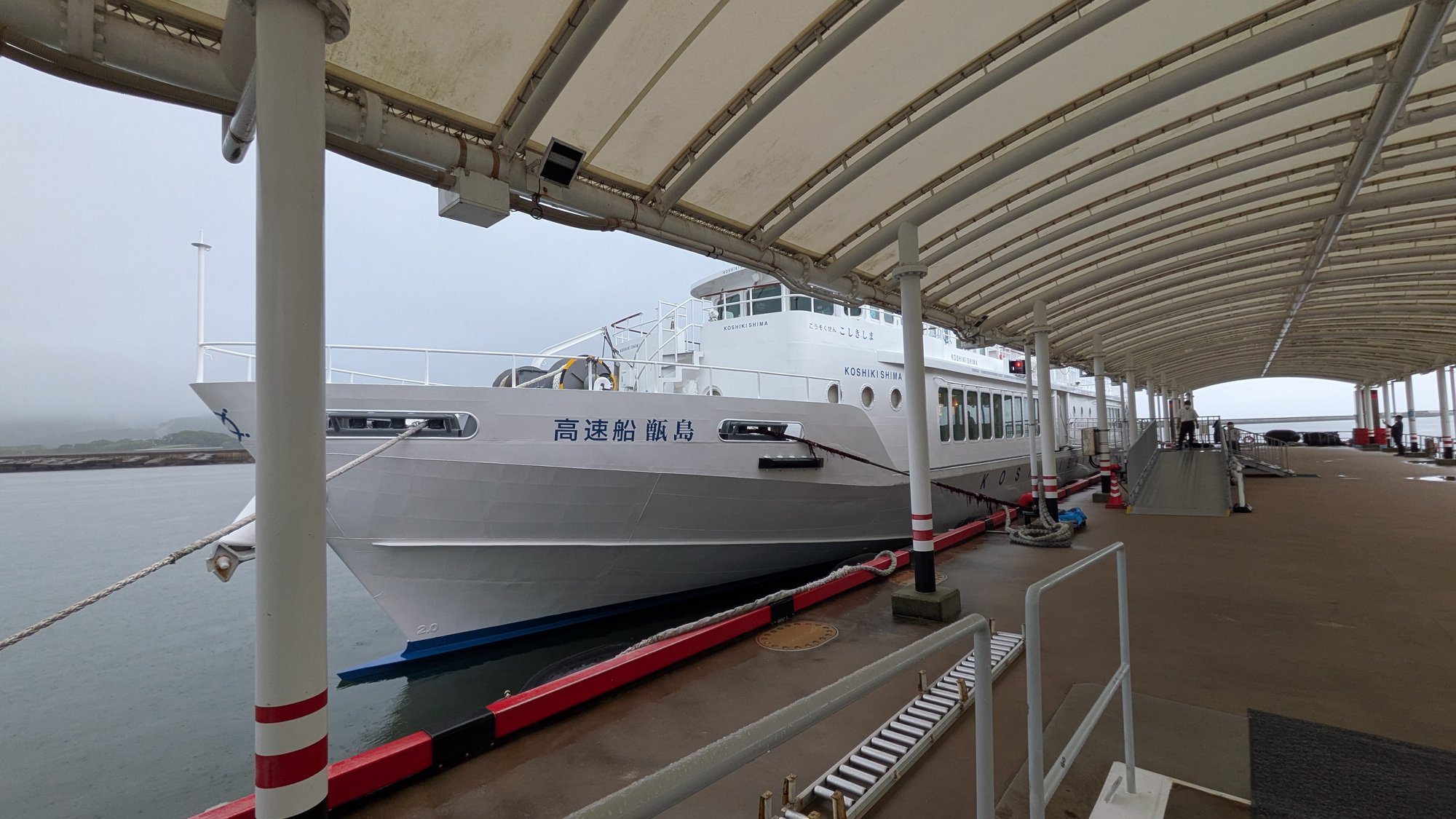 甑島へ向かう高速船。曇り空の港に停泊している